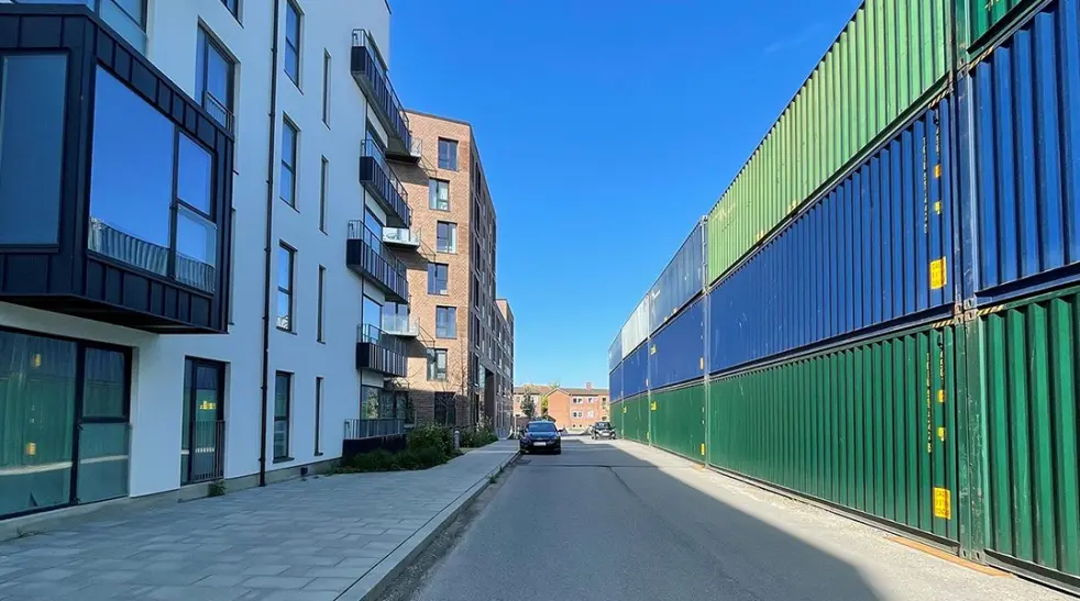 Geluidswal gemaakt van containers