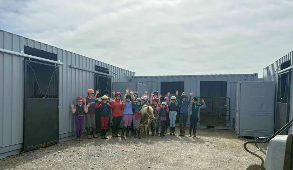 Peninsula Stable Minds – TITAN Impact, waar we kinderen en gezinnen vreugde brengen met pony's.