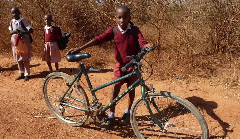 TITAN Containers schenkt een 40ft-container aan Prodigal Bikes, waardoor een kind een fiets kan krijgen.