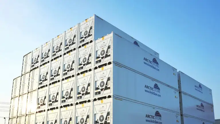 ArcticStore-containers die op elkaar zijn gestapeld.