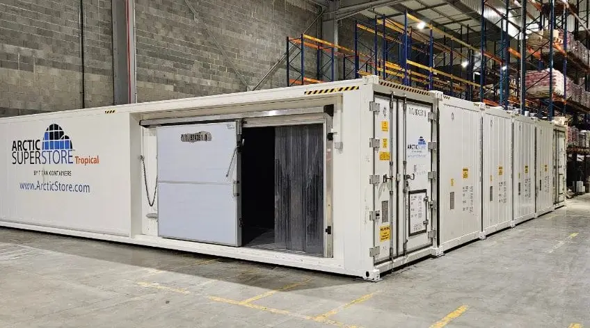 Modulaire koelcontainerinstallatie die samen een SuperStore-eenheid vormen.
